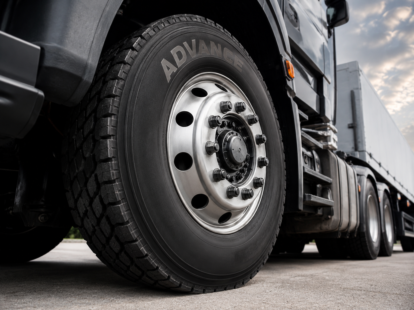 High-performance commercial tire for heavy-duty use